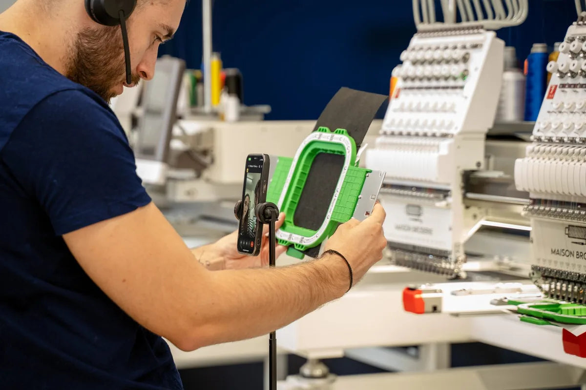 Technicien Maison Broderie en visio depuis l'atelier